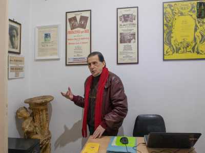 ...veniamo accolti dall�artista in un�anticamera...